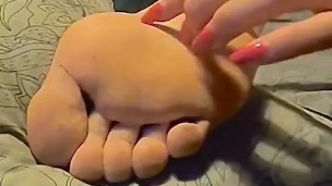 AMATEUR TICKLING MASSAGE ! LONG NAILS MILF TICKLING SLEEPY SOLES