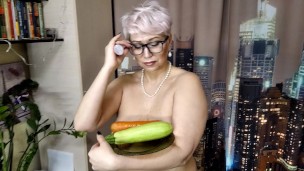 MILF secretary with zucchini and carrots in wet mature cunt… Vaginal testing of a mature slutty ))